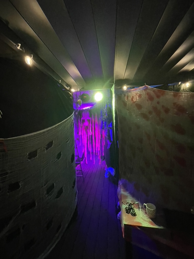 The corridor with the skeleton at the end